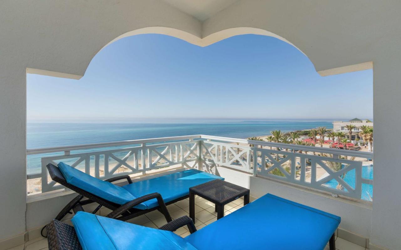 Radisson Blu Resort & Thalasso Hammamet Exterior foto Balcony of a suite at the Hilton Sharm El Sheikh Resort