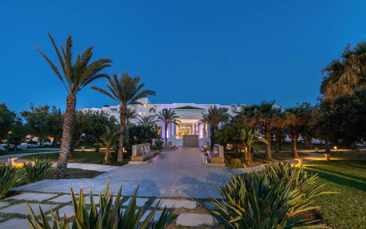 Radisson Blu Resort & Thalasso Hammamet Exterior foto The hotel at night