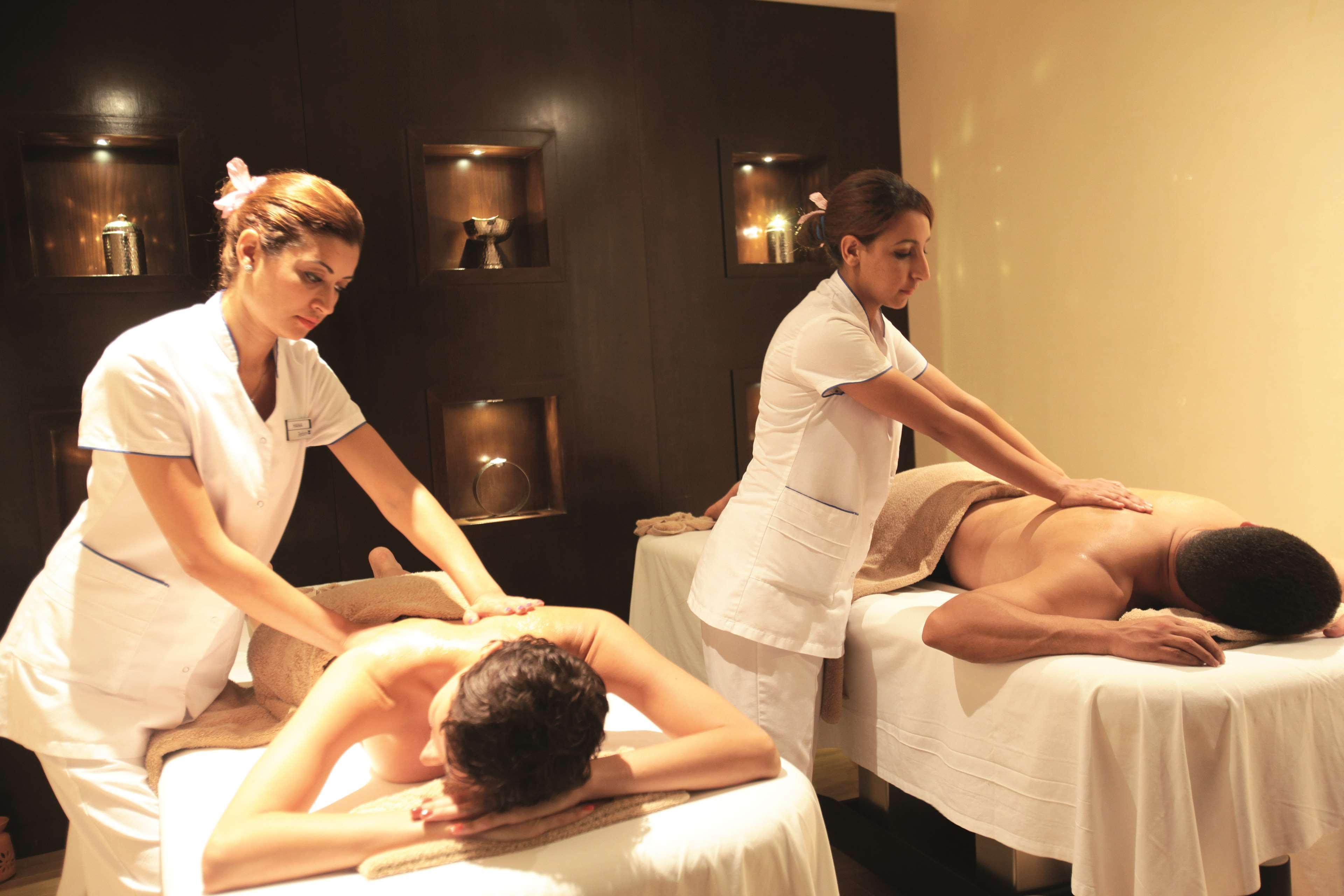 Radisson Blu Resort & Thalasso Hammamet Exterior foto Massage therapists at work