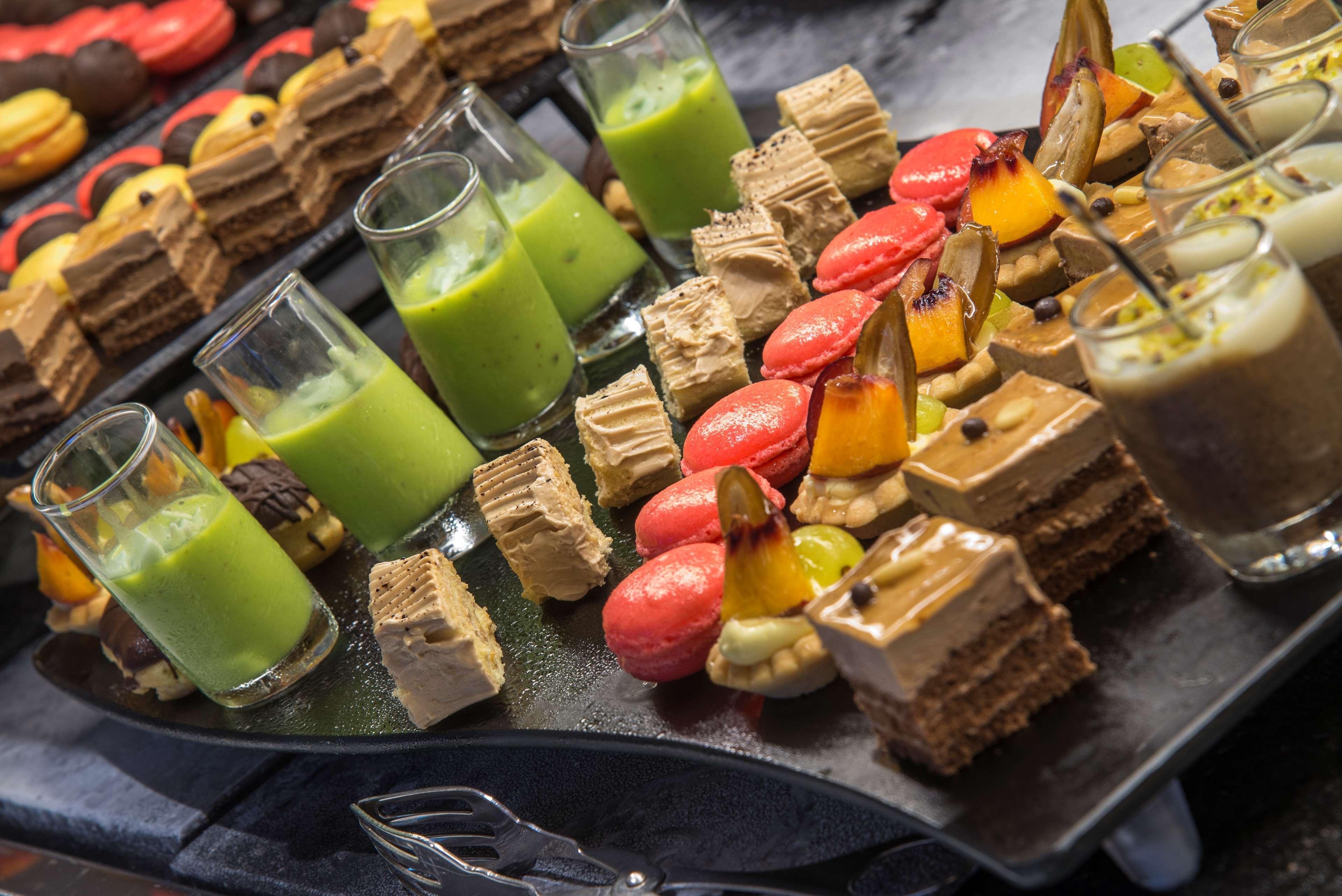 Radisson Blu Resort & Thalasso Hammamet Exterior foto A selection of desserts