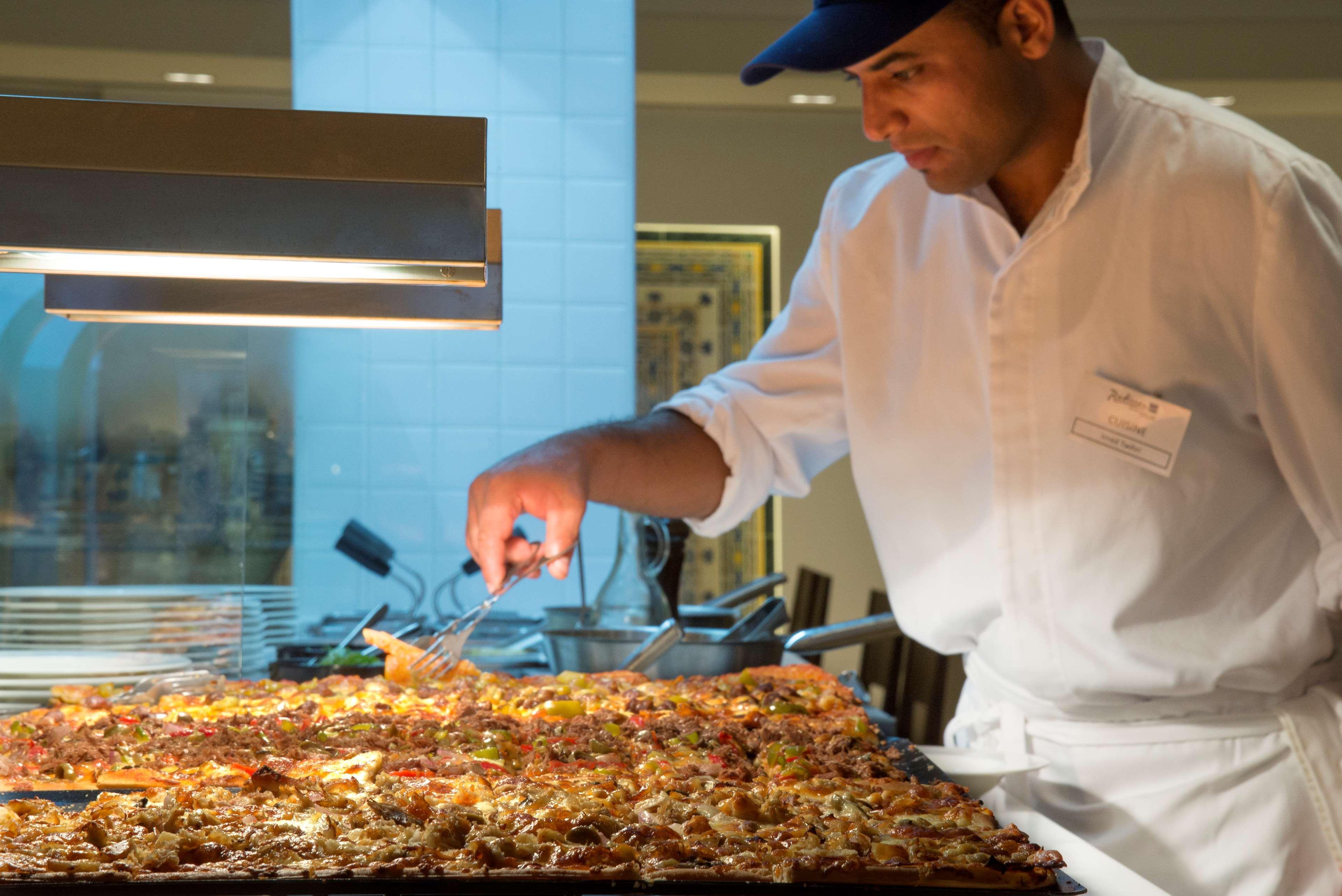 Radisson Blu Resort & Thalasso Hammamet Exterior foto A chef preparing food at a buffet
