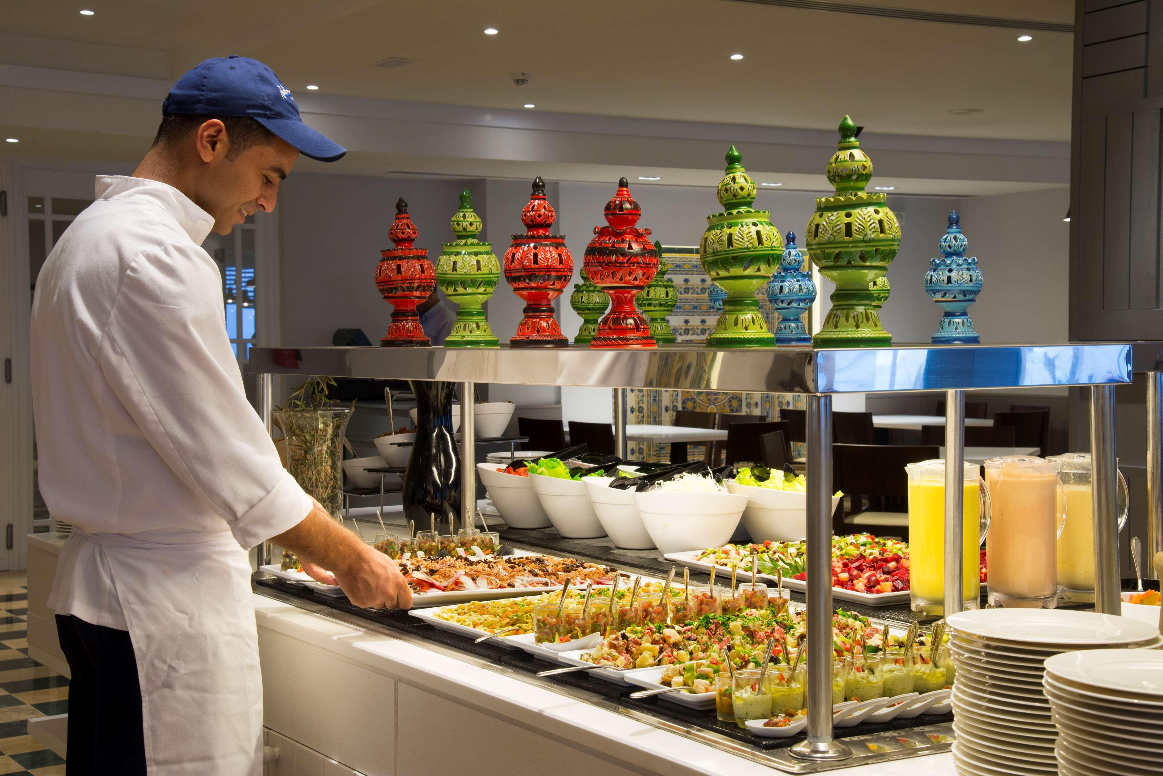 Radisson Blu Resort & Thalasso Hammamet Exterior foto A buffet at a hotel