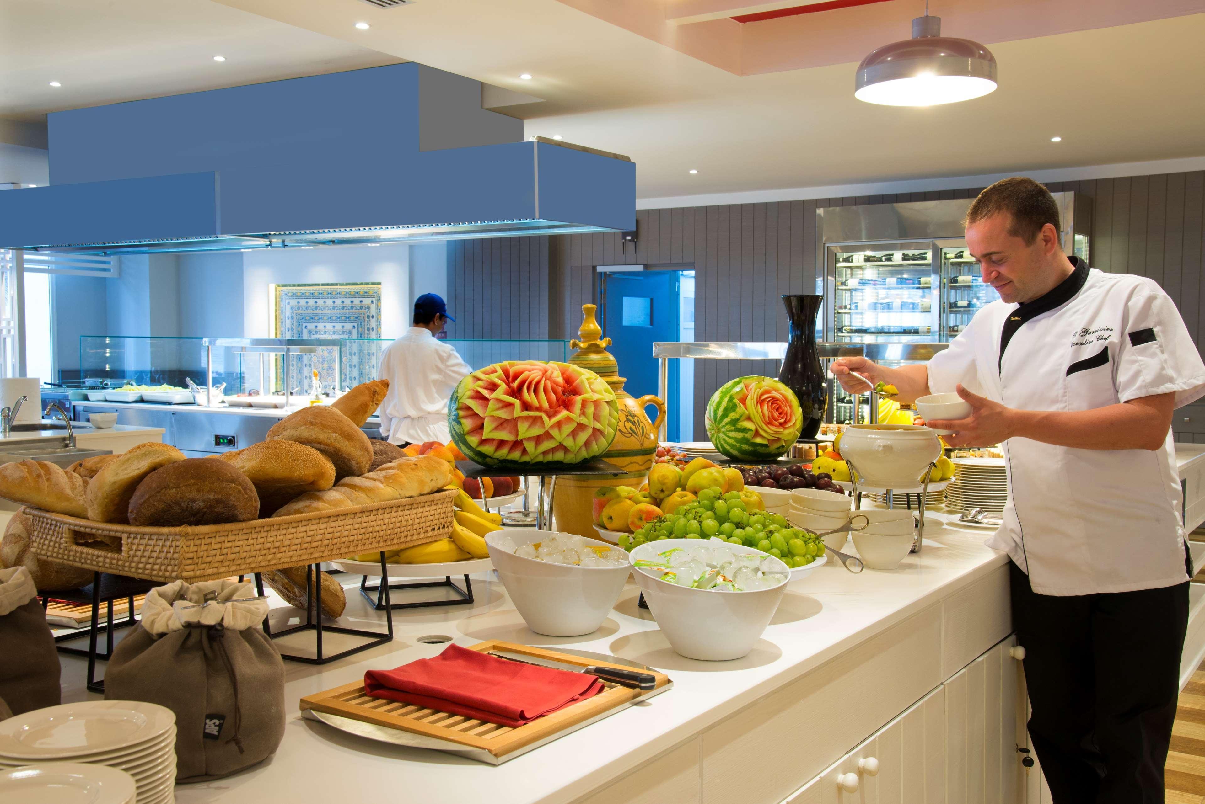 Radisson Blu Resort & Thalasso Hammamet Exterior foto A buffet at a hotel