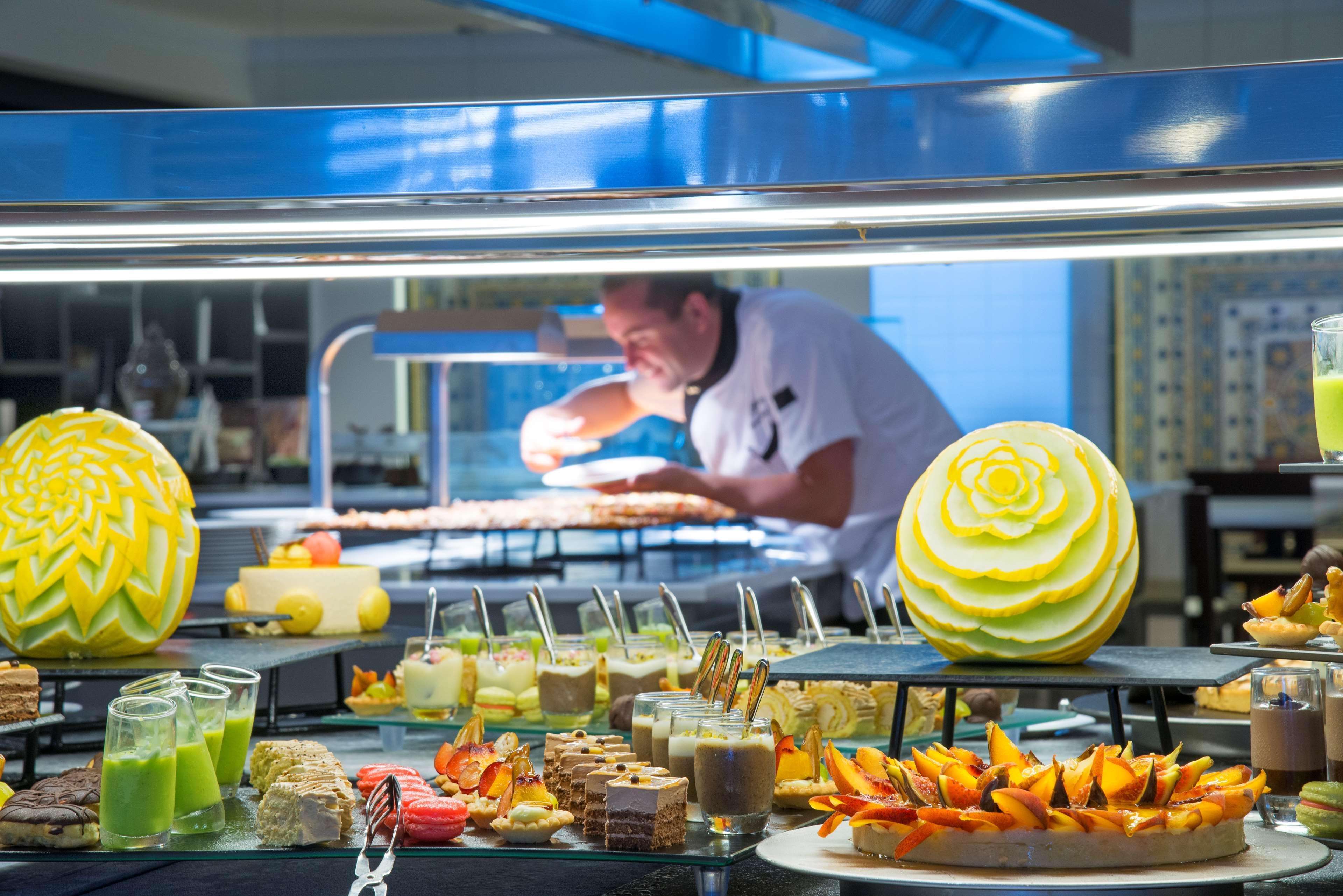 Radisson Blu Resort & Thalasso Hammamet Exterior foto A buffet at a hotel