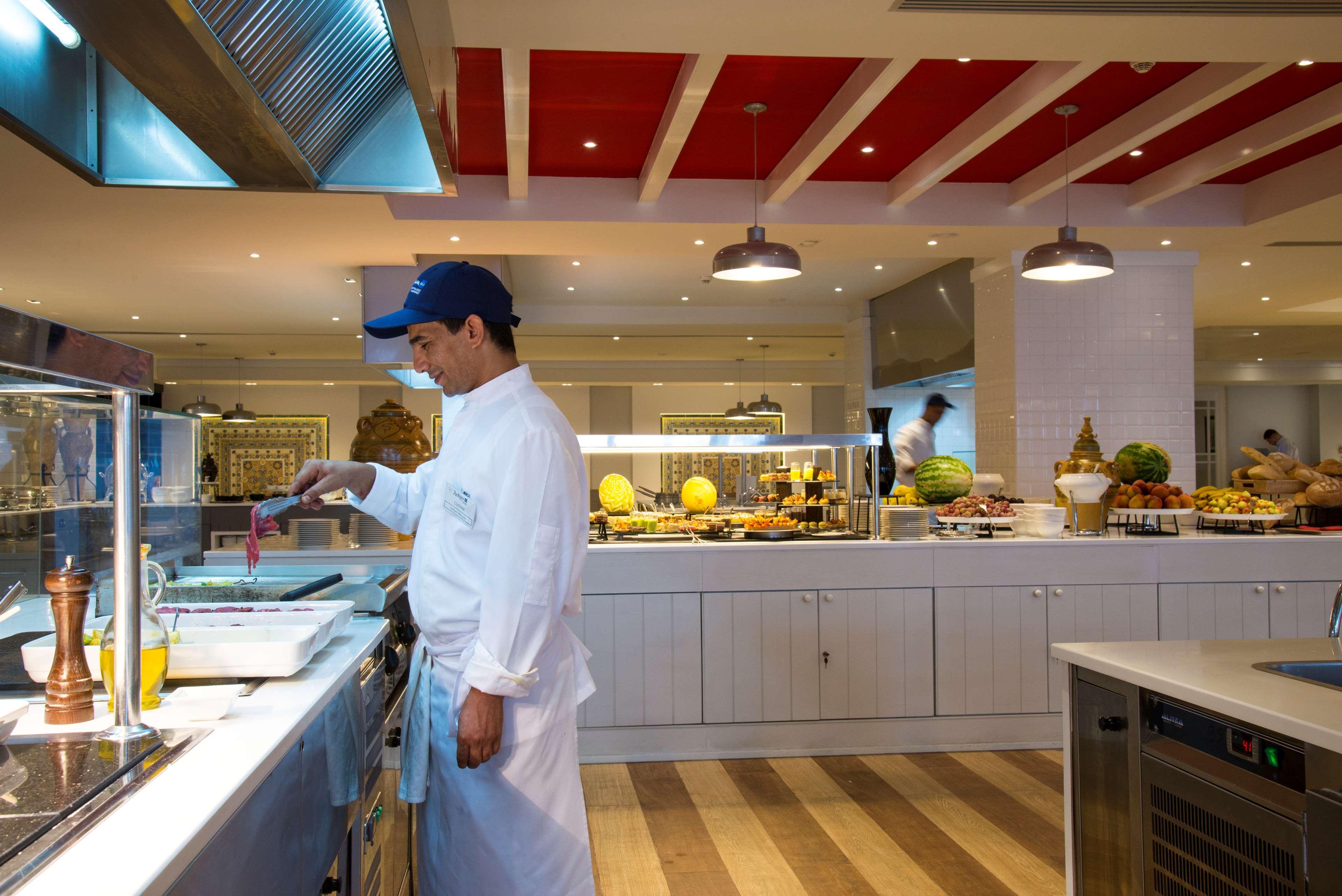 Radisson Blu Resort & Thalasso Hammamet Exterior foto A cook working in a hotel kitchen